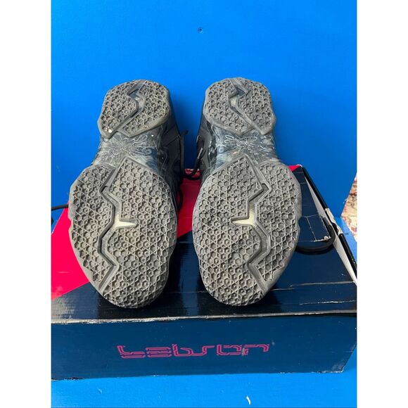 Nike LeBron 11 Blackout Anthracite 616175090 XI 11.5 - Picture 5 of 7